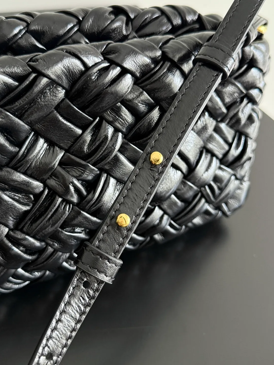 Batch 2560 BottegaVeneta's latest Kalimero cha cha fashionable chacha woven handbag, a solid product! This is really not easy to make. The oil-waxed cowhide used requires craftsmen with more than 10 years of experience to produce the effect. The hand-knitting process is very difficult and time-consuming. It is a very heavy-duty product. It has a unique texture and is worth buying. The length of the shoulder straps is also perfectly adjustable. Style number: 785780 Size: 28.5*15*6cm
